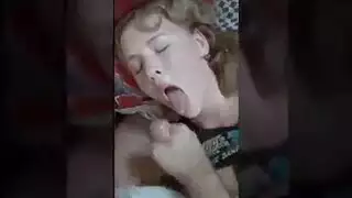 نجم البورن يمص: ترضع على زب صلب من منظور أول