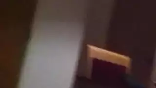 الفتاة الشقراء المثيرة تتعرض لجنس حلق عميق مع كتم في مشهد إباحي صارم