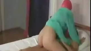 بنت محجبة وقحة تعطي مصة محترفة لزبون