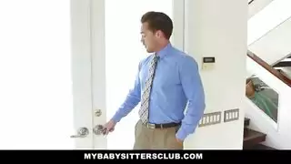 خيال إباحي: المربية كبيرة الثدي تحصل على متعة مزدوجة من قضيب الأب