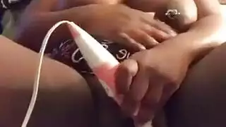 قضيب أسود كبير يأخذ كل ثقوبها الضيقة