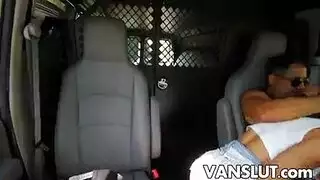 راقصة عربية مغرية تخلع ملابسها وتغري في رقصة إباحية