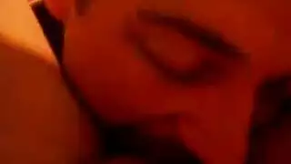 شاب شاب يلتهم ثدييها العصاريين بنهم