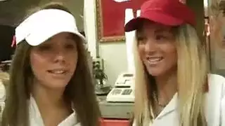 مؤخرة مشعرة تُدك بقوة في جنس شرجي صريح