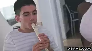 بنت ترقص لولد من غير لبس ويبوسها ويحضونها