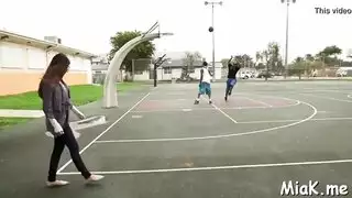 ميا خليفة: العاهرة العربية تتعرض لنيك عنيف في الحلق والكس