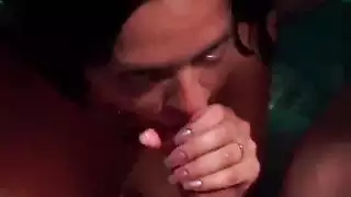 الجدة ذات الخبرة تبتلع سائل الشاب المنوي