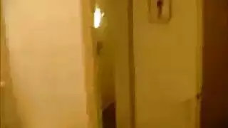 أم عربية منحنية تدمرها عضوان أسودان ضخمان في مشهد صريح