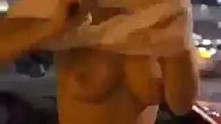 جلسة كاميرة صريحة: خلع الملابس الداخلية والاستمناء