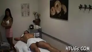 مدلكة تبتلع السائل بعد جنس مساج مكثف مع سائح