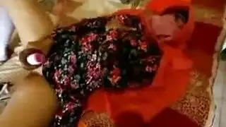 أم كرم القطبية تتناك في خرم طيزها من جارها