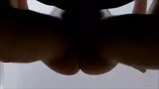 فتاة سمراء منحنية تظهر مؤخرتها وفرجها لجلسة جنس جماعي عنيف