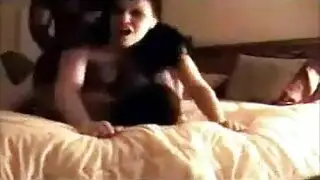 يقذف فيها وهي تسرخ