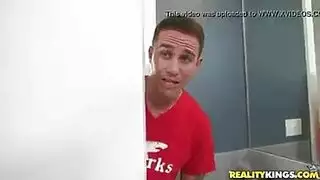 نجمة إباحية قاسية تأخذ قضيباً خشناً في فتحتها الضيقة طوال اليوم