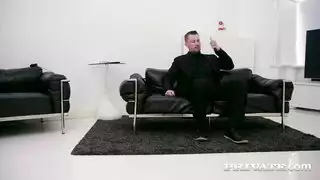 ملكة ثنائية الميول تُنكح بقضيب وحزام