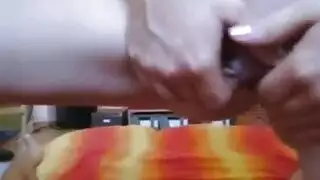 مخلصة لعبادة الزب بينما يرتجف بلذة شديدة