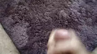 الاستمناء من زب مشعر منتصب بقوة يقذف على السجاد من الشهوة