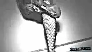 إثارة صريحة بين الإناث: مثليات النادي يتشاركن قبل مبلولة ولمسات محمومة