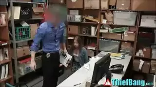 متجر تشيكي على ركبتيها