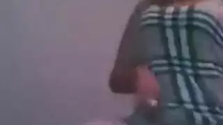 فتاة جزائرية جامحة تصرخ طالبة القضيب بينما تكشف فتحاتها