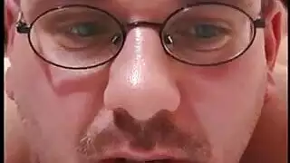 راقصة غريبة تدفق سوائلها على قضيب خلال رقص خاص