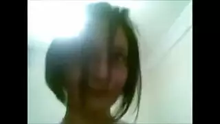 فيلم جنس جماعي للمسافرين: مراهقة صغيرة ترتجف من تعدد القذف الداخلي