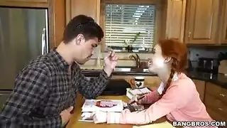 خيال عصابة مع نجم المؤخرة السمينة كيكي ميناج