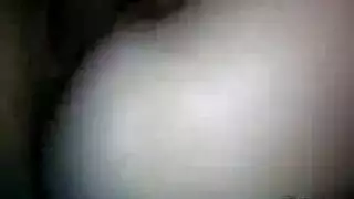 فتاة يابانية ذات فتحة مشعرة في فيلم إباحي جماعي