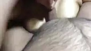 زوج ديوث يصور زوجته العاهرة وهي تلتهم قضيبًا عربيًا غليظًا