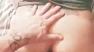 عاهرتان سمراوتان موشومتان تمارسان الجنس باستخدام ألعاب فيبراتور قوية