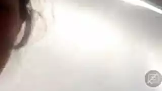 فتاة ممتلئة شابة تأخذ قضيبًا ضخمًا بعمق