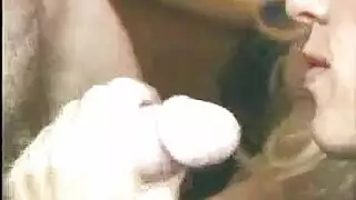 شقراء تأخذ قضيب إيطالي قوي في كلا الفتحتين