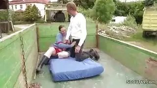 فتاة ألمانية ممتلئة الجسم تُسمّر من قبل رجل ريفي في الحظيرة