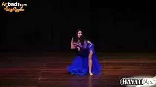 راقصة مثيرة في ملابس داخلية زرقاء تمارس الجنس بعد العرض