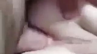 الابن يشاهد امه وهيا في الحمام